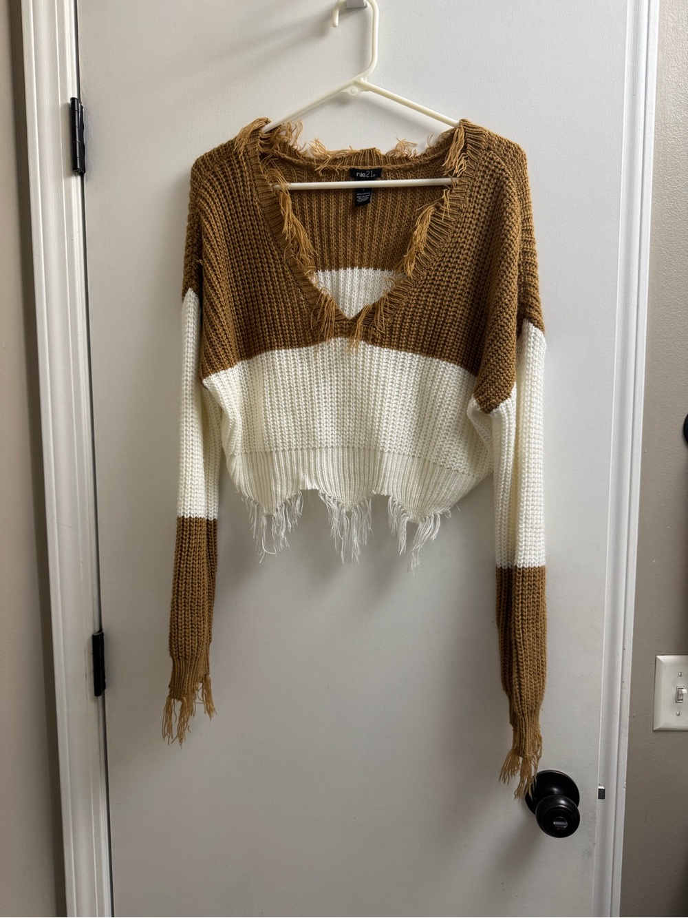 Distressed V-Neck Colorblock Sweater - Brown & White